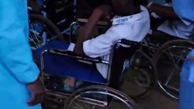 В Кении неизвестная болезнь парализовала конечности у 95 школьниц, вакцинированных от COVID-19 (видео)