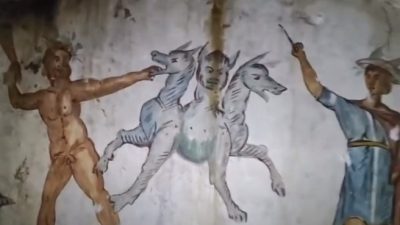 В Италии археологи обнаружили запечатанную «гробницу Цербера» (видео)