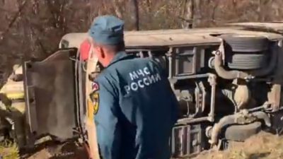 В Приморье автобус с туристами съехал в кювет, есть жертвы (видео)