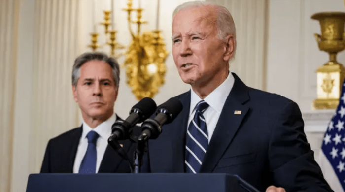 Президент Джо Байден говорит о террористических атаках в Израиле вместе с госсекретарём Энтони Блинкеном из государственной столовой Белого дома в Вашингтоне 7 октября 2023 года. (Samuel Corum/Getty Images)
 | Epoch Times Россия