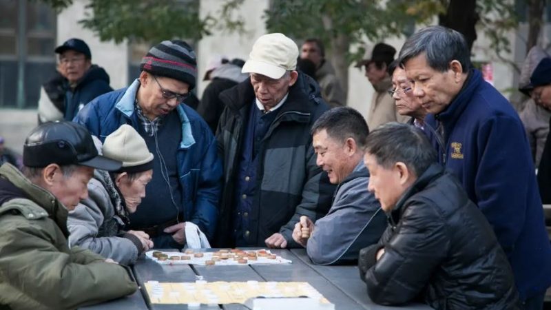 Местные жители играют в китайские шахматы в парке Колумба в Чайнатауне, Манхэттен, Нью-Йорк, 23 ноября 2014 г. (Samira Bouaou/The Epoch Times) | Epoch Times Россия