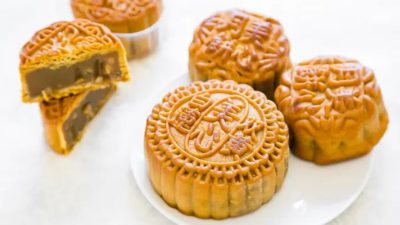 В Китае падают продажи лунных пряников, а лотерейных билетов растут