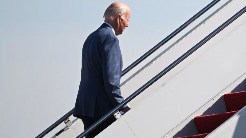 Президент США Джо Байден садится на борт Air Force One, направляющегося в Северную Ирландию, на объединённой базе Эндрюс в Мэриленде, 11 апреля 2023 года. (Mandel Ngan/AFP via Getty Images)
 | Epoch Times Россия