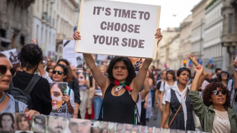 В первую годовщину смерти Махсы Амини 16 сентября 2023 года иранцы собрались в Милане, чтобы выразить протест против обязательного ношения хиджаба. (Davood Maeili/Middle East Images/AFP via Getty Images)
 | Epoch Times Россия