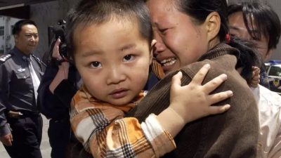 В Китае женщину приговорили к смертной казни за торговлю детьми, включая её собственного ребёнка
