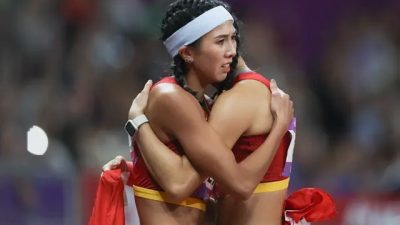 Китайские цензоры удалили фотографию обнимающихся спортсменок, напомнившую о бойне 1989 года на площади Тяньаньмэнь в Пекине