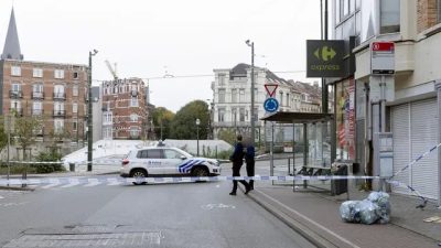Полицейские охраняют площадь Юджина Вербоеховенплейн в районе Схарбек в Брюсселе, 17 октября 2023 года, где предполагаемый преступник был застрелен во время вмешательства полиции в кафе в Брюсселе. (JAMES ARTHUR GEKIERE/BELGA/AFP via Getty Images)
