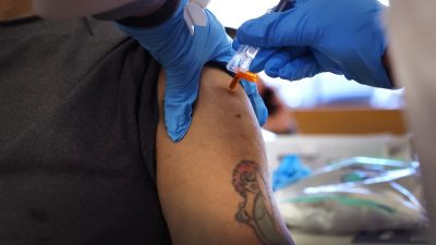 Совместное введение вакцин от COVID-19 и от гриппа связано с риском развития инсульта