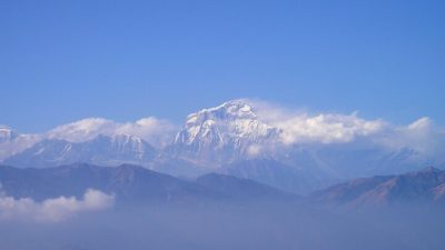 Российская альпинистка упала в расщелину при восхождении в Непале