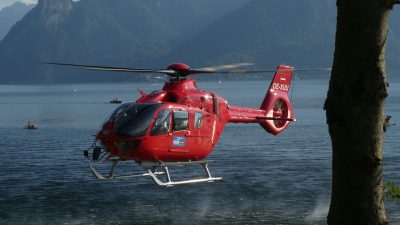 На Камчатке ищут двух мужчин, пропавших во время переправы на автомобилях