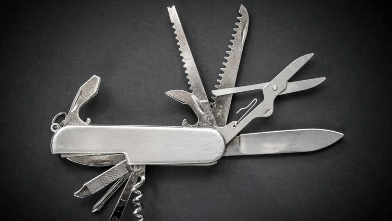 Даже самая простая модель швейцарского армейского ножа, положенная в карман, портфель или сумочку, может оказаться спасительной. (Daboost/Shutterstock) | Epoch Times Россия