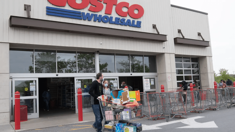 Покупатели выходят с полными тележками из магазина Costco в Вашингтоне, 5 мая 2020 года. (Nicholas Kamm/AFP via Getty Images) | Epoch Times Россия