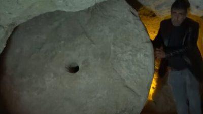 Житель Турции раскопал под своим домом подземный город возрастом 2000 лет (видео)