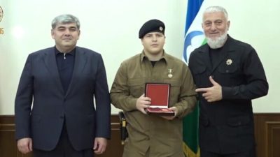 На получение очередной награды за избиение арестанта сын Кадырова пришёл с золотым пистолетом