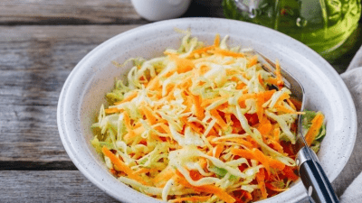 Вкусный салат из морковки с сыром и яйцами