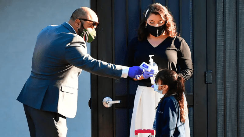 Дети могут распространять COVID в течение трёх дней, показало исследование У школьницы замеряют температуру в Калифорнии по файлу-изображению. (Frederic J. Brown/AFP via Getty Images) | Epoch Times Россия