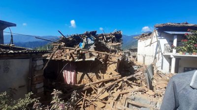Не менее 128 человек погибли в Непале при землетрясении (видео)