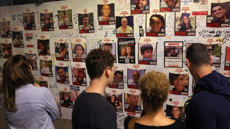 Фотографии заложников боевиков ХАМАС. (AHMAD GHARABLI/AFP via Getty Images) 
 | Epoch Times Россия