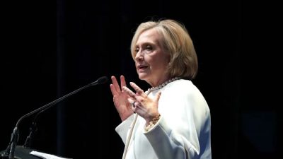 Решение Си Цзиньпина «оставаться у власти пожизненно» создало проблемы: Хиллари Клинтон