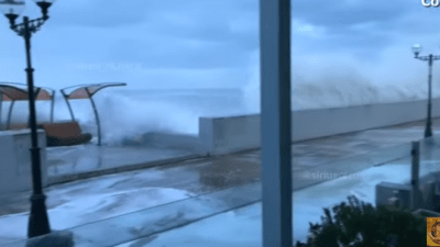 Спасение унесённого штормом в море туриста в Сочи попало на видео