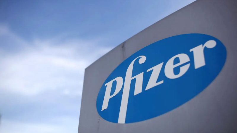 Pfizer «сознательно распространяла» фальсифицированные лекарства для детей Логотип фармацевтической компании Pfizer в Discovery Park в Сандвиче, Англия, 17 августа 2011 г. (Dan Kitwood/WPA Pool/Getty Images)