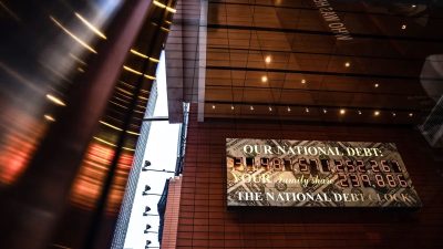 Процентные выплаты по государственному долгу США превышают $1 трлн в год