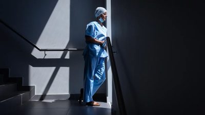 В США надвигается кризис в сфере здравоохранения, связанный с выгоранием и психическими расстройствами у медиков, предупреждает CDC