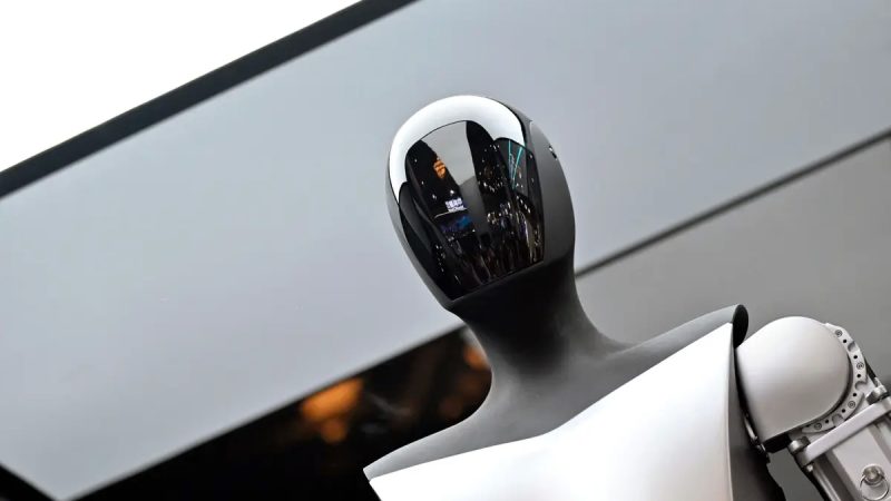 В Китае планируют массово производить человекоподобных роботов Робот Tesla был представлен на Всемирной конференции по искусственному интеллекту в Шанхае 6 июля 2023 года. (Wang Zhao/AFP via Getty Images)