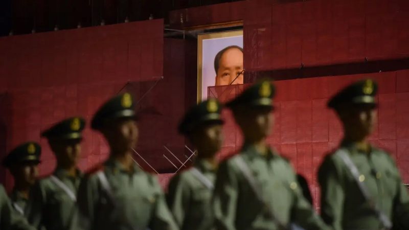 На этой фотографии, сделанной 18 мая 2019 года, запечатлены сотрудники военизированной полиции, марширующие мимо портрета покойного коммунистического лидера Мао Цзэдуна на воротах Тяньаньмэнь во время ремонтных работ в Пекине. (Photo by GREG BAKER / AFP) (Photo by GREG BAKER/AFP via Getty Images)
 | Epoch Times Россия