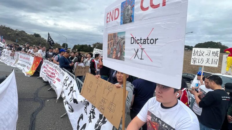 Во время саммита АТЭС сторонники компартии Китая напали на 40 участников антикоммунистической акции протеста Протестующие против лидера Китая Си Цзиньпина во время его встречи с президентом США Джо Байденом в рамках саммита Азиатско-Тихоокеанского экономического сотрудничества (АТЭС) в Вудсайде, Калифорния, 15 ноября 2023 года. (Gilles Clarenne/AFP via Getty Images)
| Epoch Times Россия