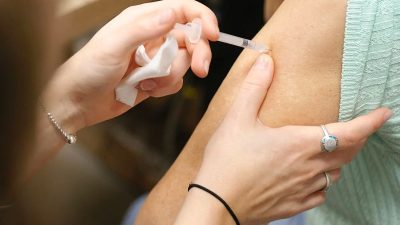 Более высокому риску побочных эффектов вакцины от COVID-19 подвержены женщины и молодые люди, показало исследование