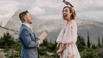 Птица на голове невесты и поцелуй на отвесной скале: лучшие свадебные фото 2023