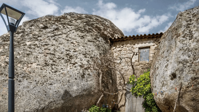 Средневековая деревня между гигантских валунов выглядит нереально
