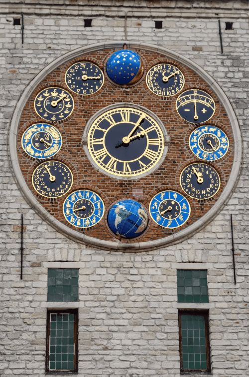 Эта астрономическая часовая башня рассказывает о чудесах Вселенной