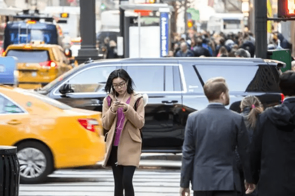 Девочка с телефоном на Манхэттене, Нью-Йорк, 27 февраля 2017 года. (Samira Bouaou/The Epoch Times)