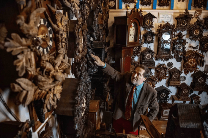 Братья собрали самую большую в мире коллекцию часов с кукушкой