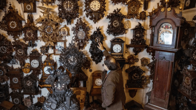 Братья собрали самую большую в мире коллекцию часов с кукушкой