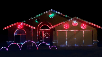 Дизайнер семь лет радует жителей своего города эпичными рождественскими световыми шоу