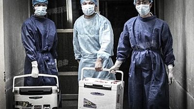 Врачи несут органы для операции по пересадке в больнице в провинции Хэнань, Китай, 16 августа 2012 года. (Screenshot/Sohu.com)
