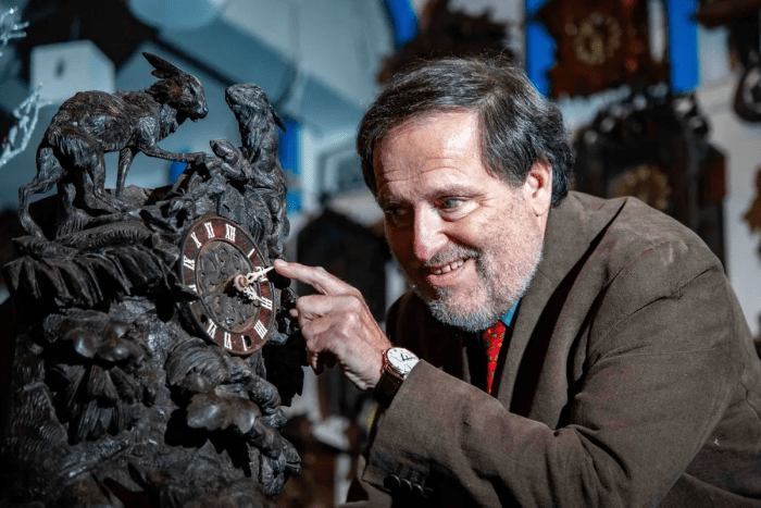 Братья собрали самую большую в мире коллекцию часов с кукушкой