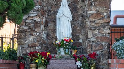 Женский католический колледж принимает мужчин, идентифицирующих себя как женщин