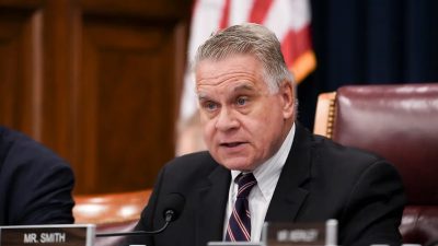 От Министерства юстиции США требуют расследовать нападения на правозащитников