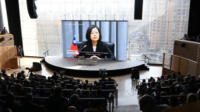 Интервью Эндрю Росса Соркина и президента Тайваня Цай Инвэнь показано на экране во время саммита New York Times Dealbook Summit 2023 в Jazz в Линкольн-центре в Нью-Йорке 29 ноября 2023 года. (Slaven Vlasic/Getty Images for The New York Times)