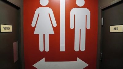 В США продолжается битва за туалеты для трансгендеров