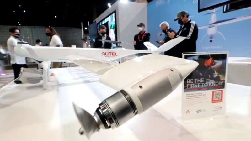 Беспилотник Autel Robotics Dragonfish Pro с радиусом действия 18 миль (29 км) на выставке CES 2022 в конференц-центре Лас-Вегаса 5 января 2022 года. (Steve Marcus/Reuters)
 | Epoch Times Россия