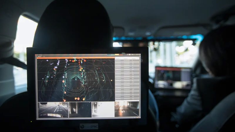 Доминирование Китая в технологии LiDAR может угрожать национальной безопасности США Данные лидара, радара, камер и GPS-устройств видны внутри автомобиля, оснащённого разработанной с использованием полисинхронной автономной системы для создания и развёртывания беспилотных транспортных средств, демонстрируемых во время четырёхдневной автомобильной выставки AutoMobility LA в конференц-центре Лос-Анджелеса 17 ноября 2016 года. (David McNew/Getty Images)