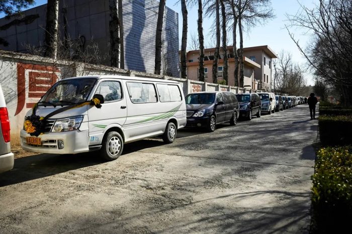 Катафалки ожидают въезда в крематорий в Пекине 22 декабря 2022 года. (STF/AFP via Getty Images)