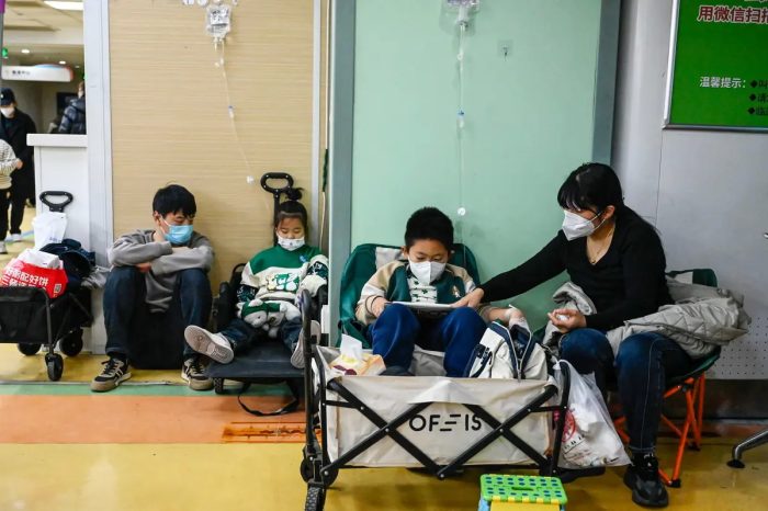 Детям ставят капельницу в детской больнице в Пекине 23 ноября 2023 года. (JADE GAO/AFP via Getty Images)