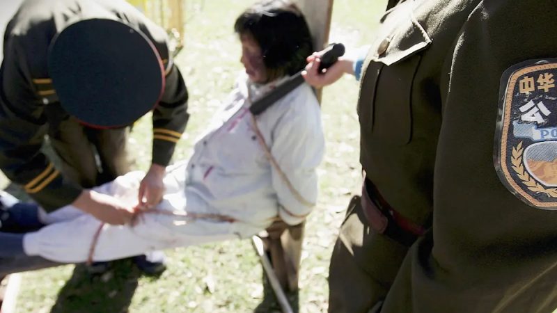 Инсценировка пыток практикующего Фалуньгун проводится во время мероприятия, посвящённого шестой годовщине начала преследования Фалуньгун, 20 июля 2005 года, Сидней, Австралия. (Ian Waldie/Getty Images)
 | Epoch Times Россия