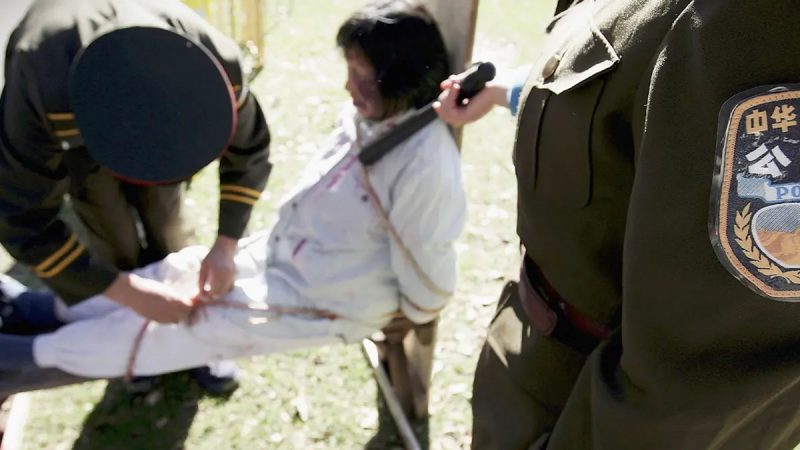 Инсценировка пыток практикующего Фалуньгун проводится во время мероприятия, посвящённого шестой годовщине начала преследования Фалуньгун, 20 июля 2005 года, Сидней, Австралия. (Ian Waldie/Getty Images)

